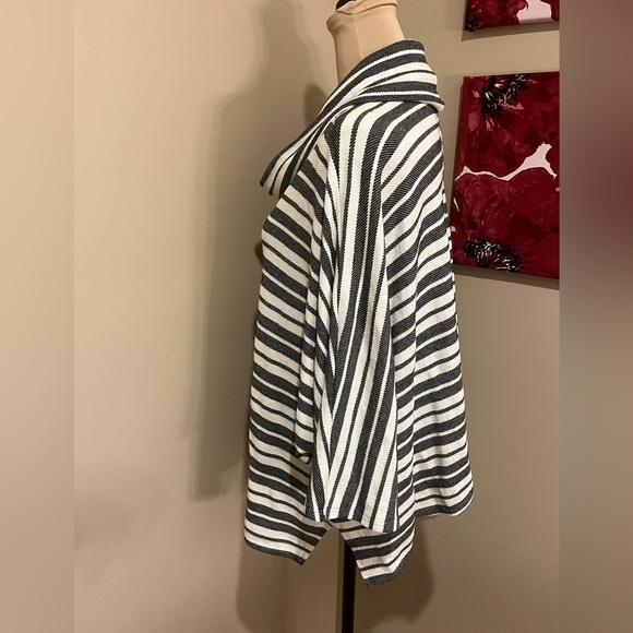 Amelia’s Oversized Striped Dolman Sleeve Cowl Neck Top- Black and White, size L - Picture 3 of 8